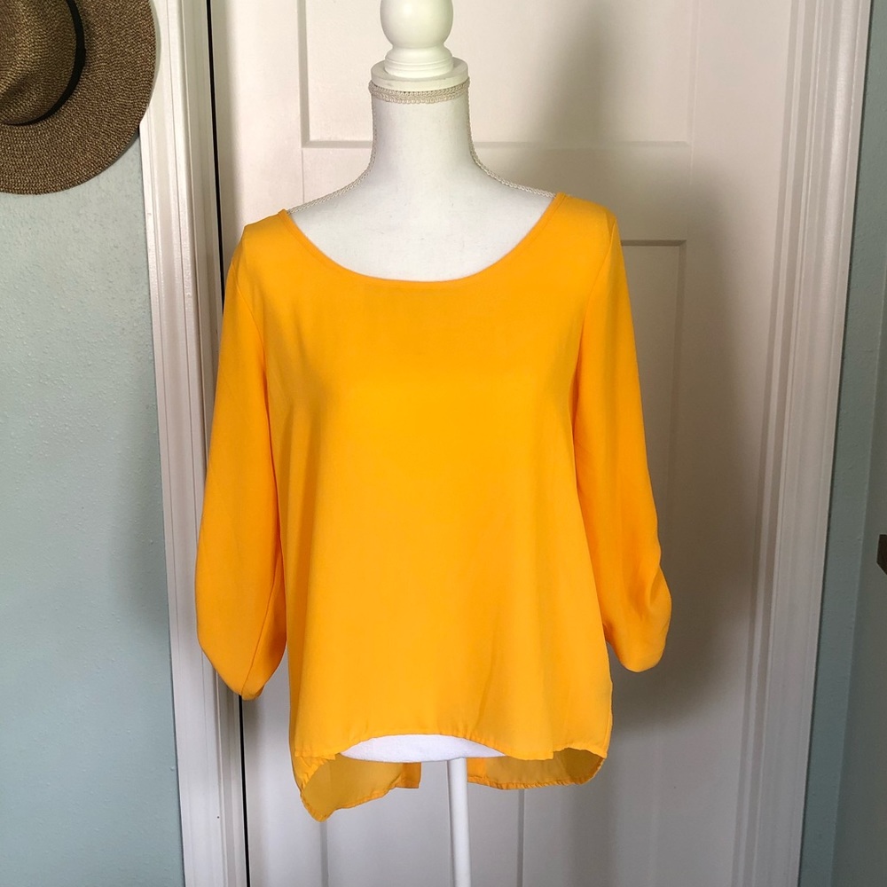 3/$25 🍄 EUC Yellow hi-low blouse. Large